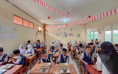 MTsN 8 Cirebon Laksanakan Hari Pertama Makan Bergizi Gratis untuk Dukung Generasi Sehat
